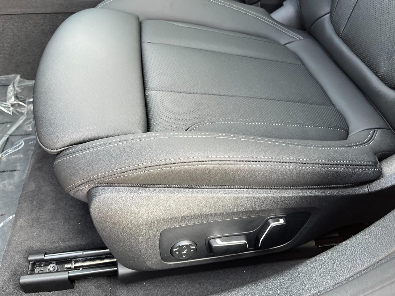 BMW i4 Vehicle Full-screen Gallery Image 38