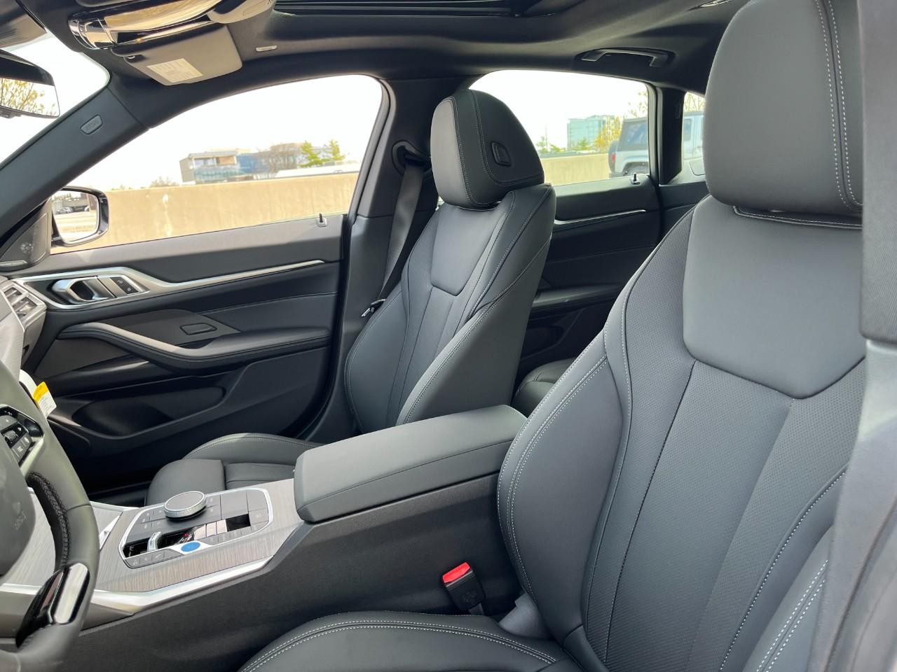 BMW i4 Vehicle Full-screen Gallery Image 39