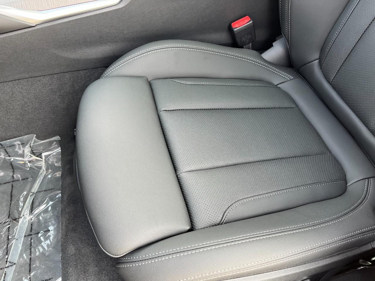 BMW i4 Vehicle Full-screen Gallery Image 40