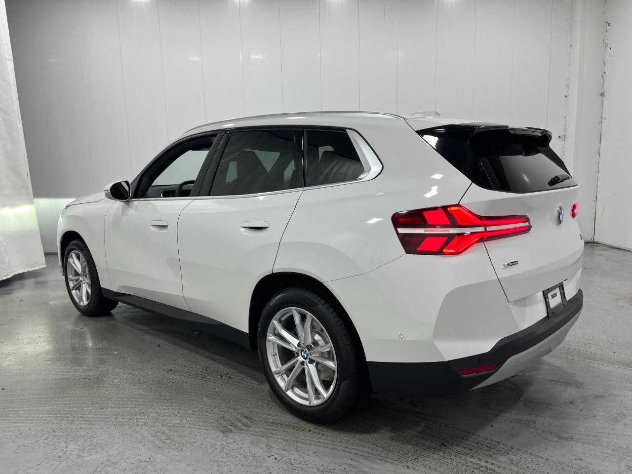 BMW X3 Vehicle Full-screen Gallery Image 3