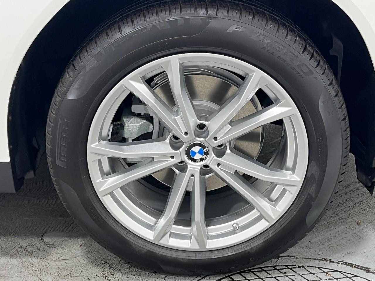 BMW X3 Vehicle Full-screen Gallery Image 5