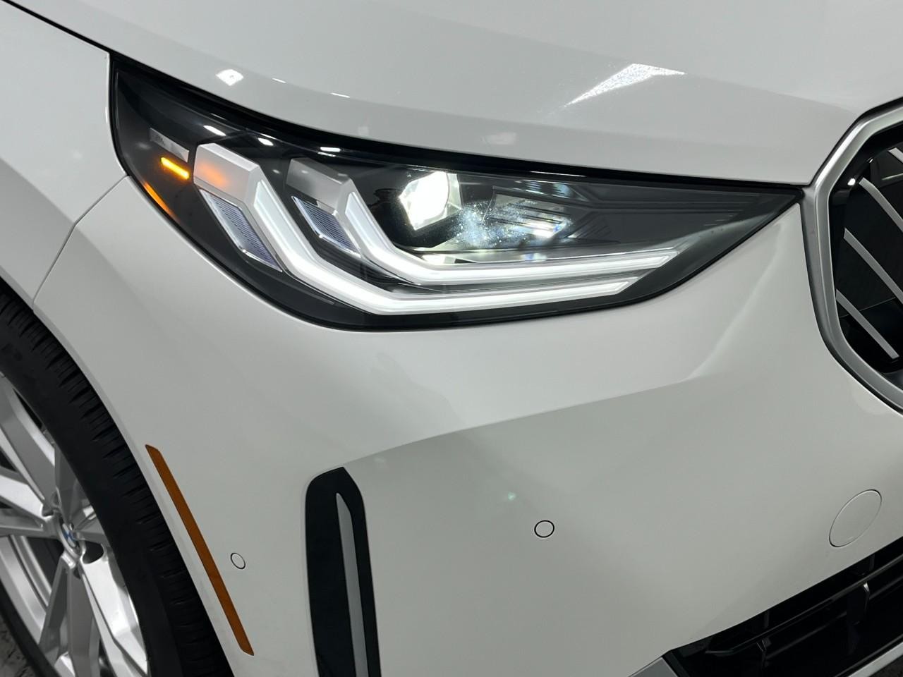 BMW X3 Vehicle Full-screen Gallery Image 8