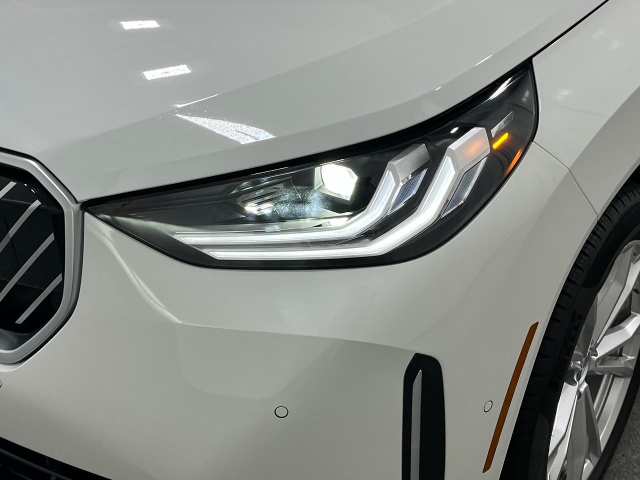 BMW X3 Vehicle Full-screen Gallery Image 9