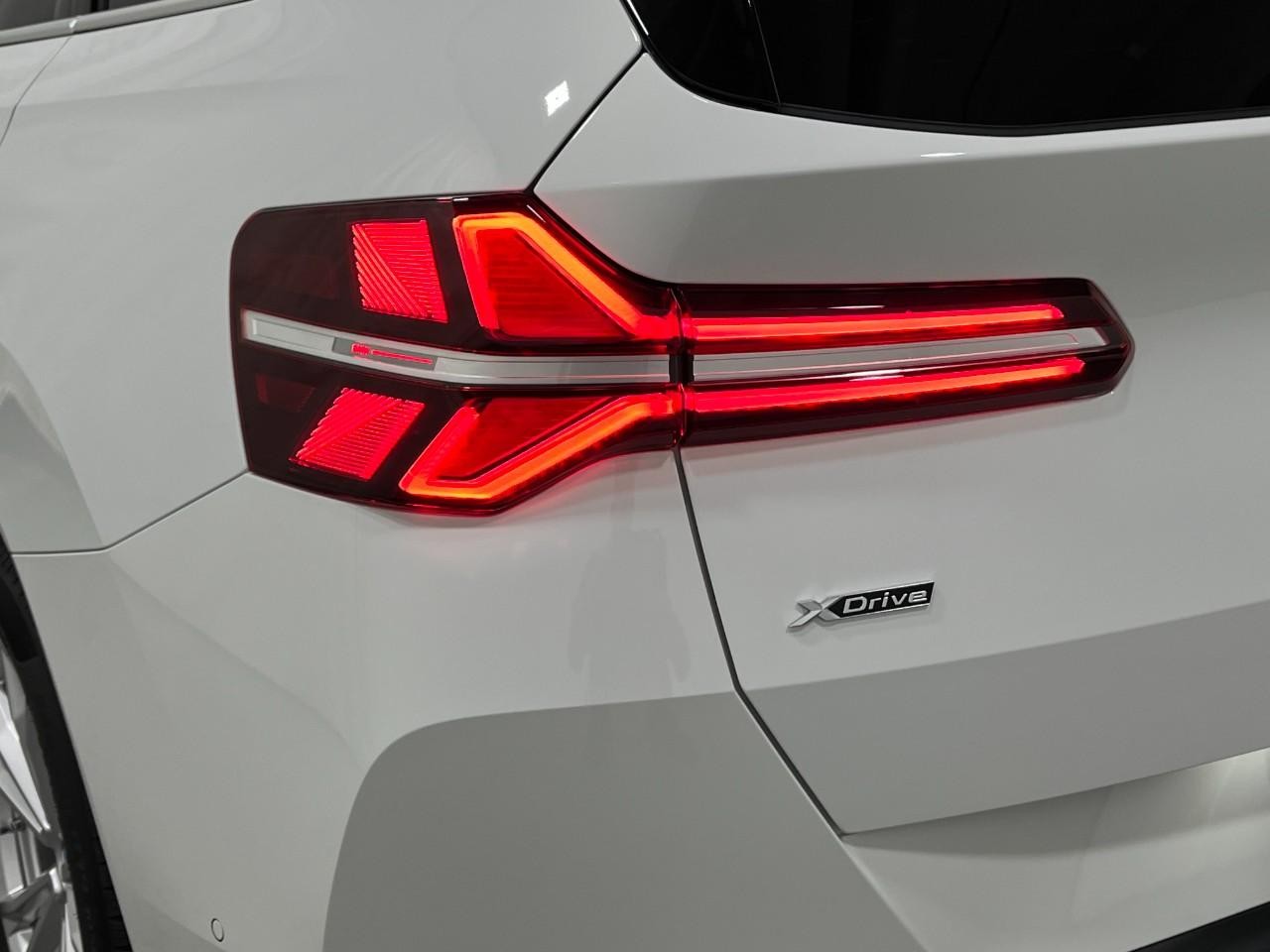 BMW X3 Vehicle Full-screen Gallery Image 11