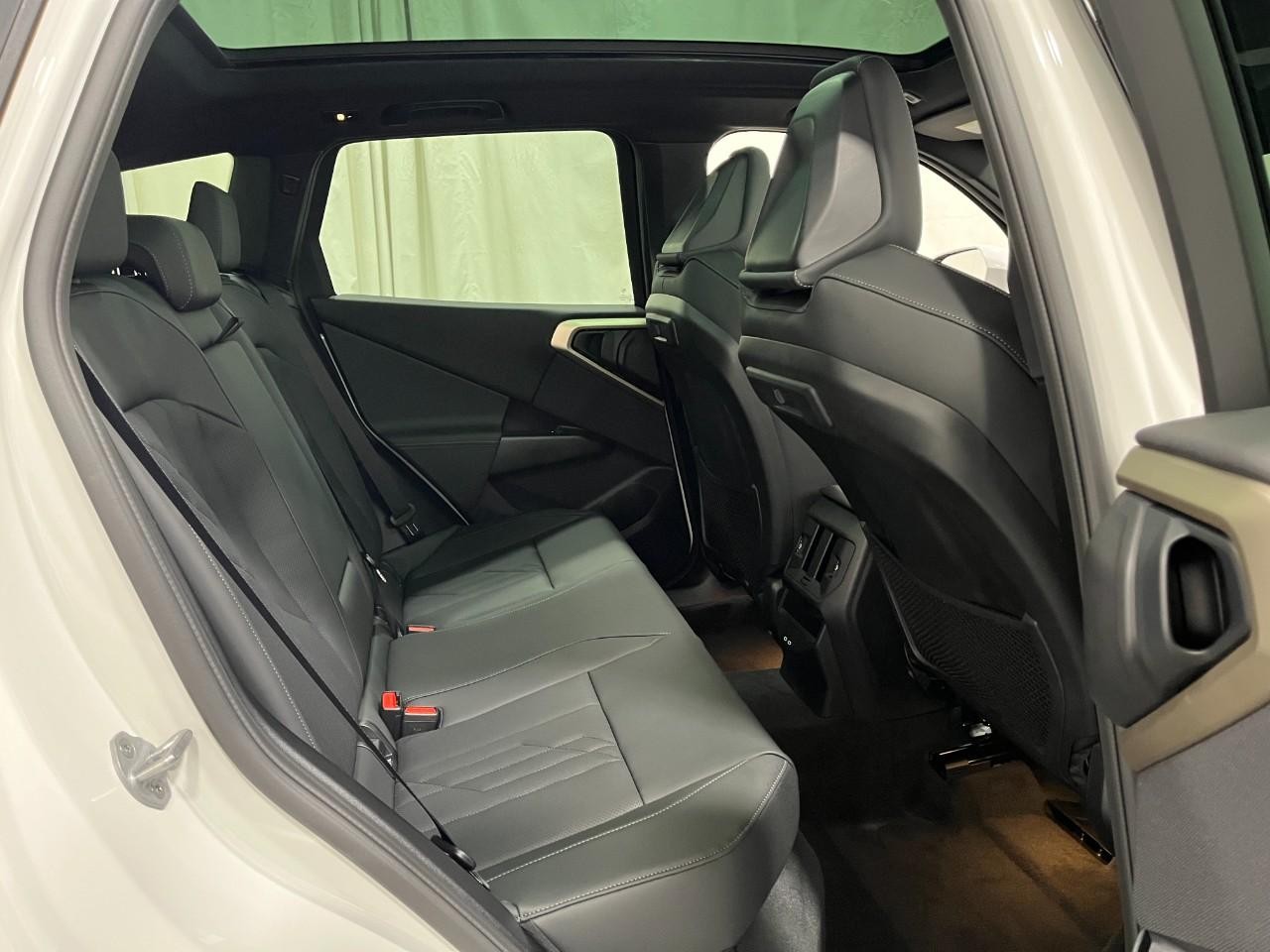 BMW X3 Vehicle Full-screen Gallery Image 13