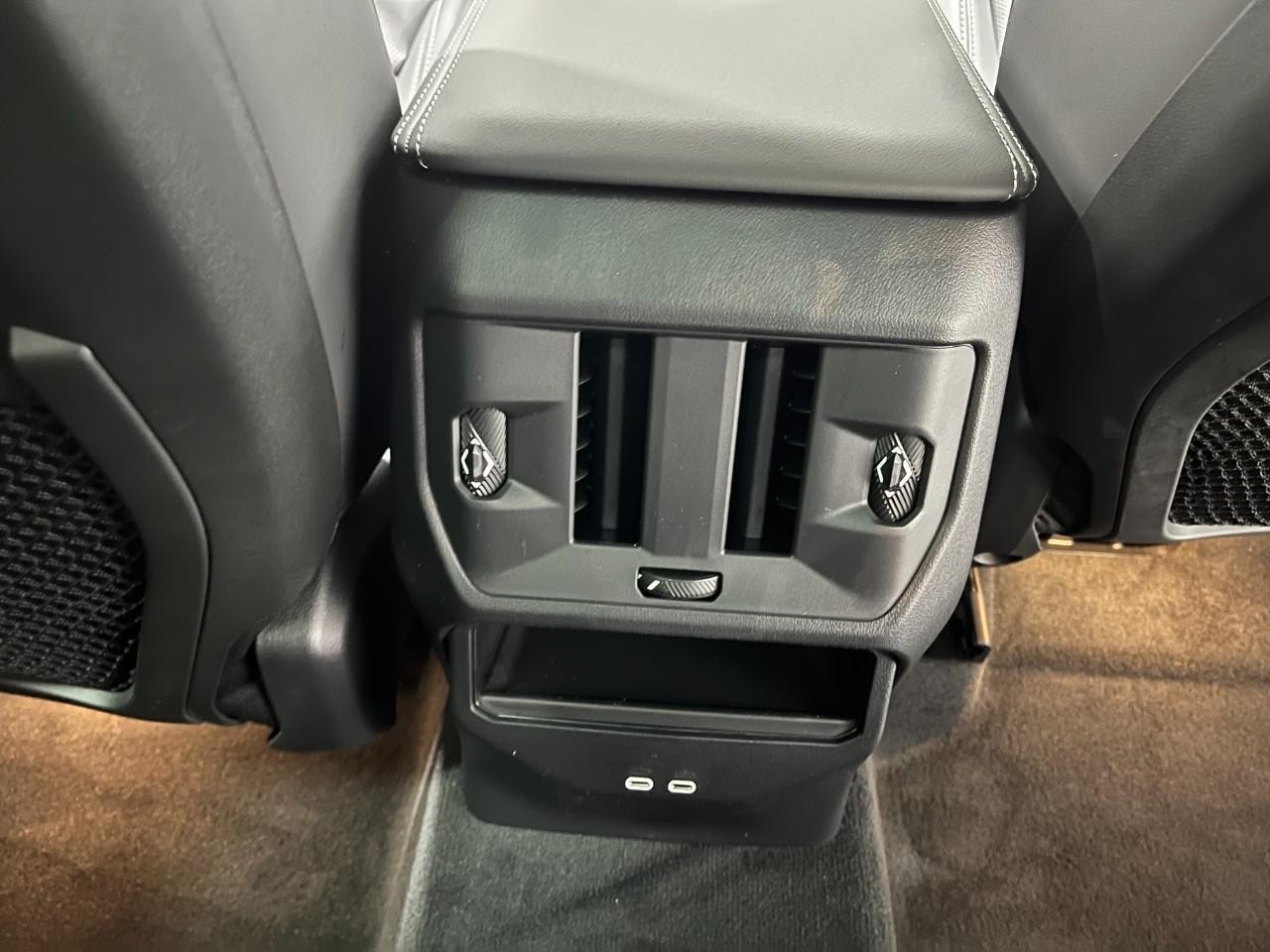 BMW X3 Vehicle Full-screen Gallery Image 18