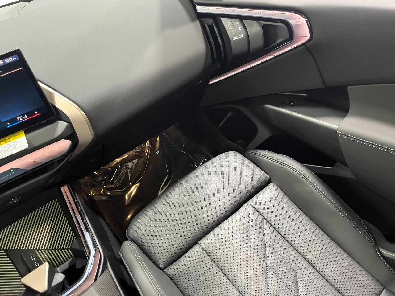 BMW X3 Vehicle Full-screen Gallery Image 19