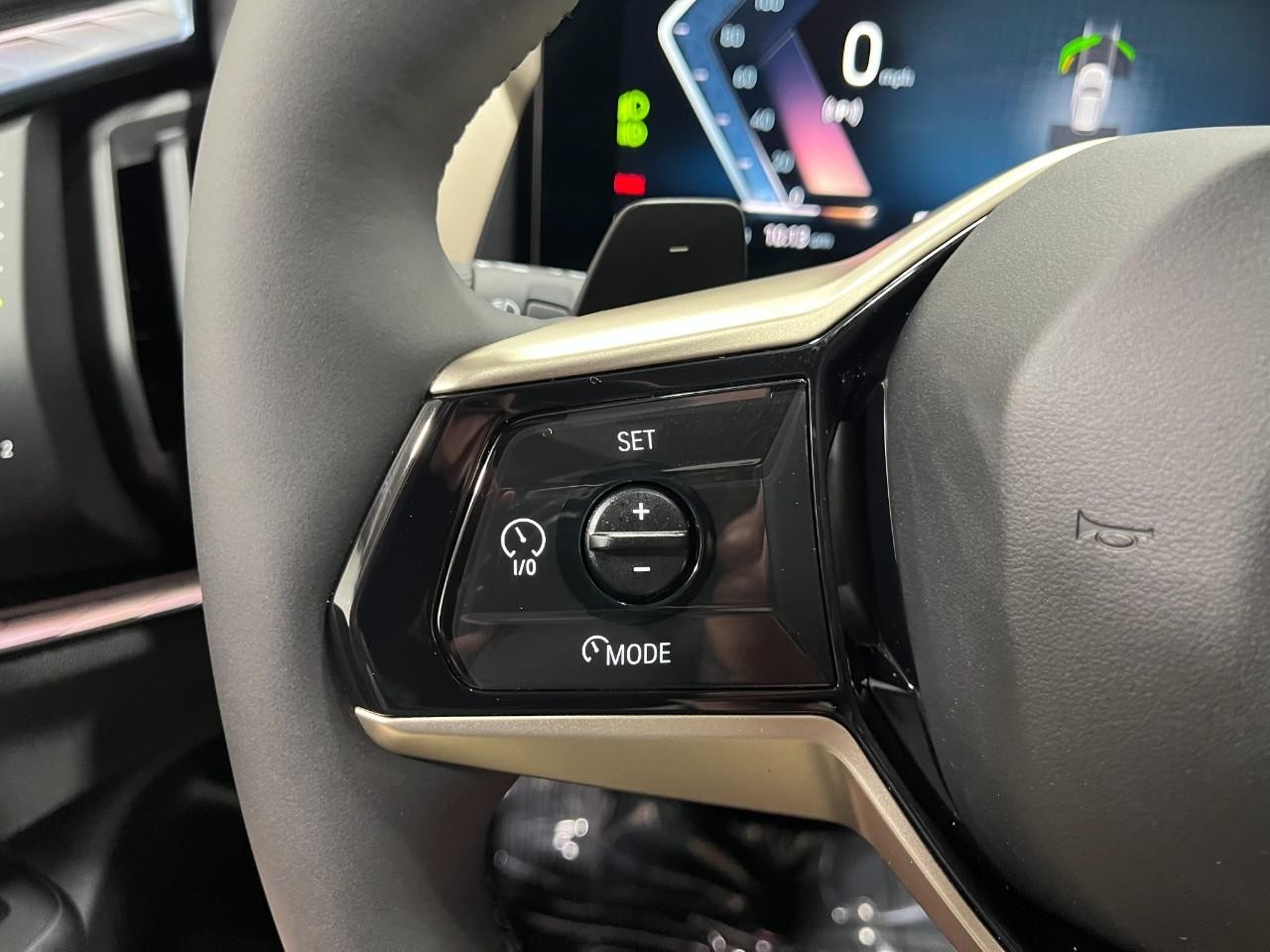 BMW X3 Vehicle Full-screen Gallery Image 21