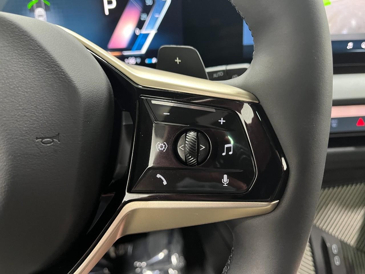 BMW X3 Vehicle Full-screen Gallery Image 23