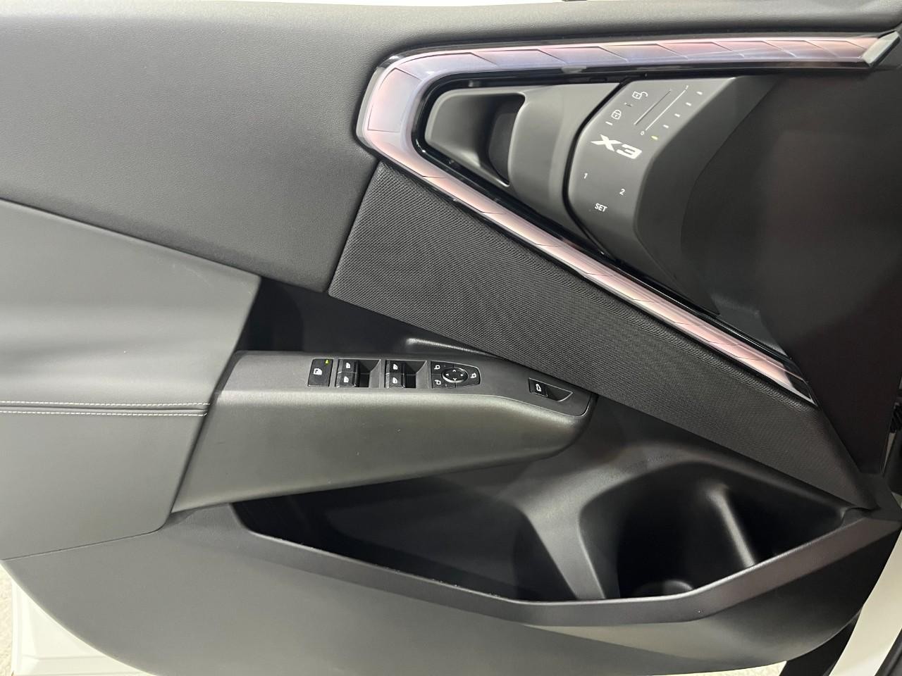 BMW X3 Vehicle Full-screen Gallery Image 31