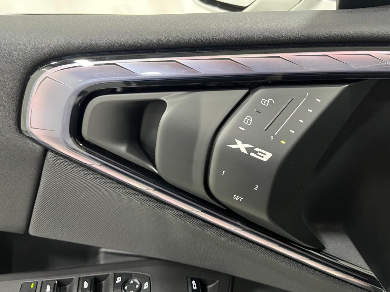 BMW X3 Vehicle Full-screen Gallery Image 32