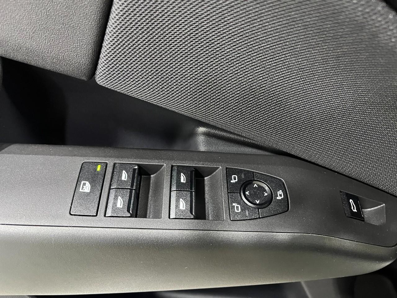 BMW X3 Vehicle Full-screen Gallery Image 33