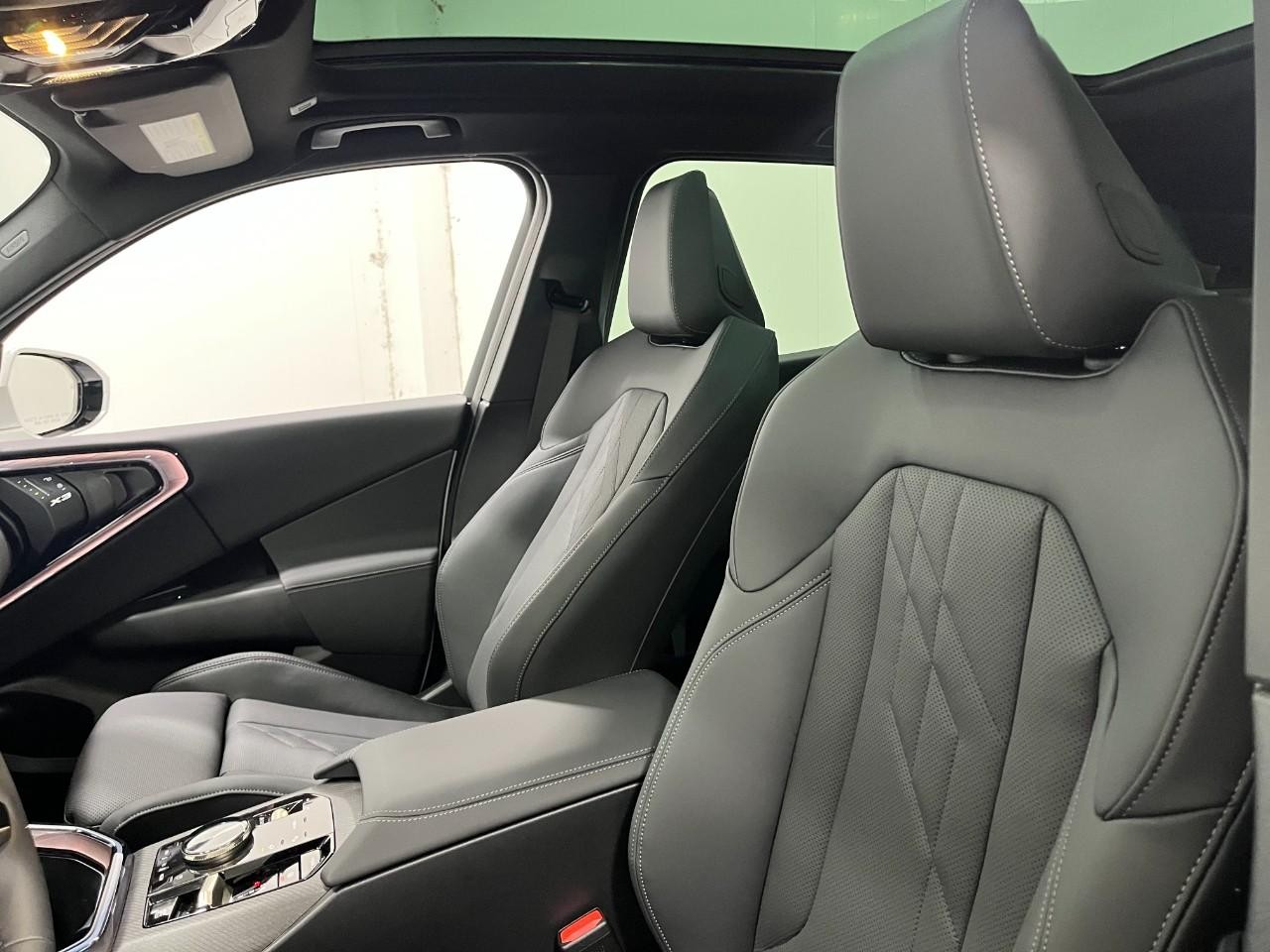 BMW X3 Vehicle Full-screen Gallery Image 35