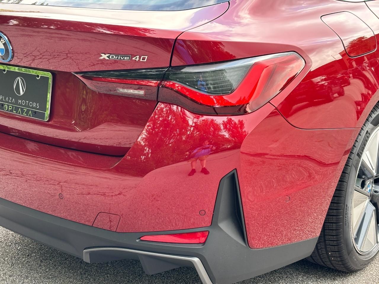 BMW i4 Vehicle Full-screen Gallery Image 12