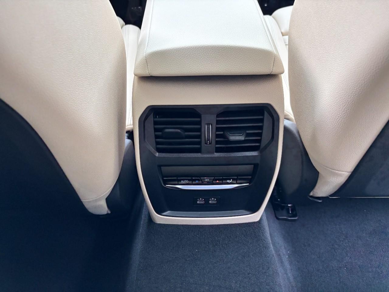 BMW i4 Vehicle Full-screen Gallery Image 18