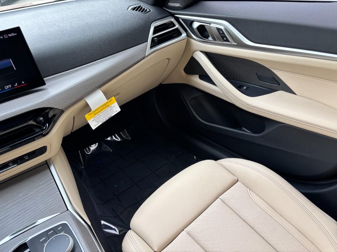 BMW i4 Vehicle Full-screen Gallery Image 19