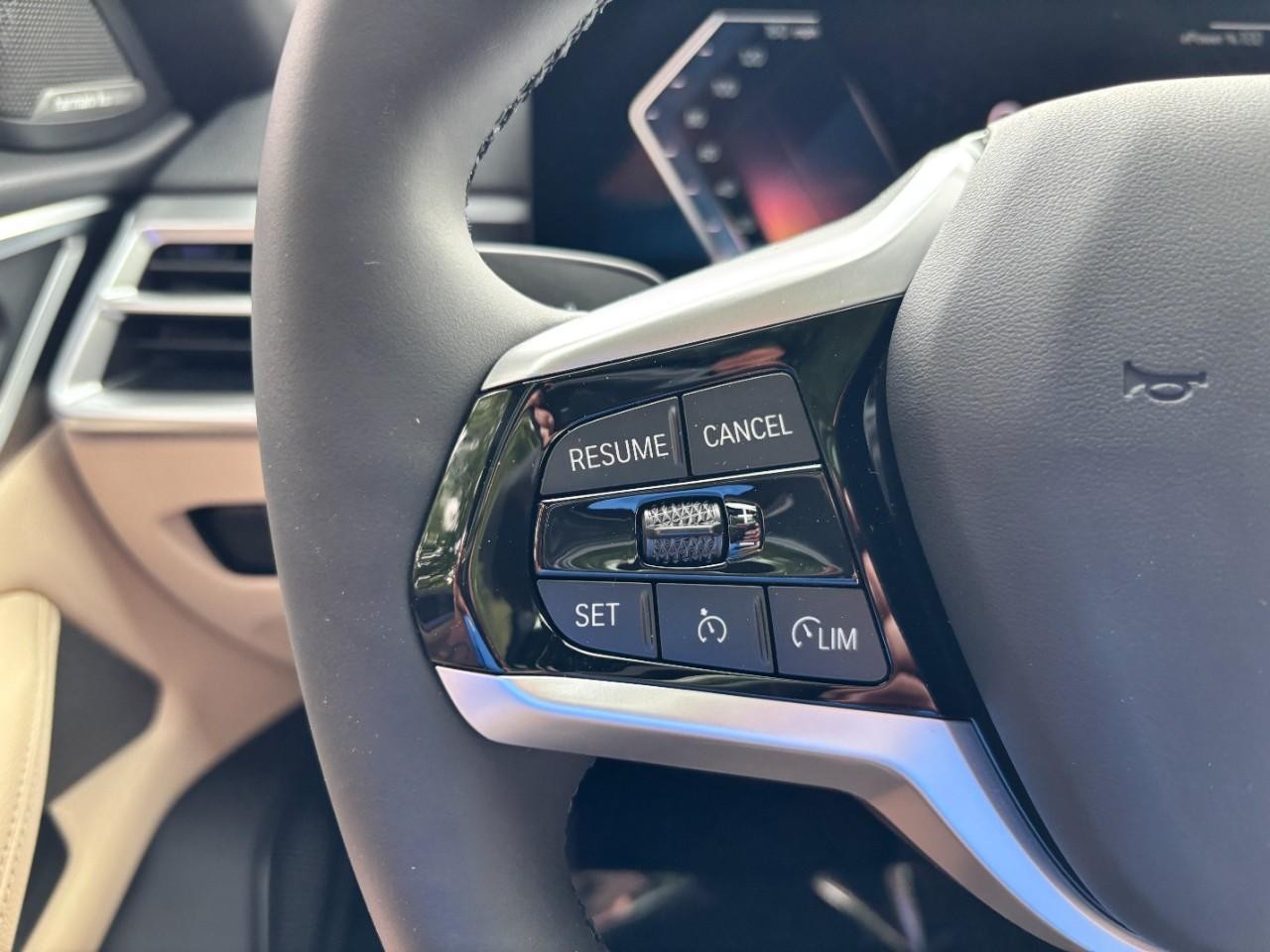 BMW i4 Vehicle Full-screen Gallery Image 21