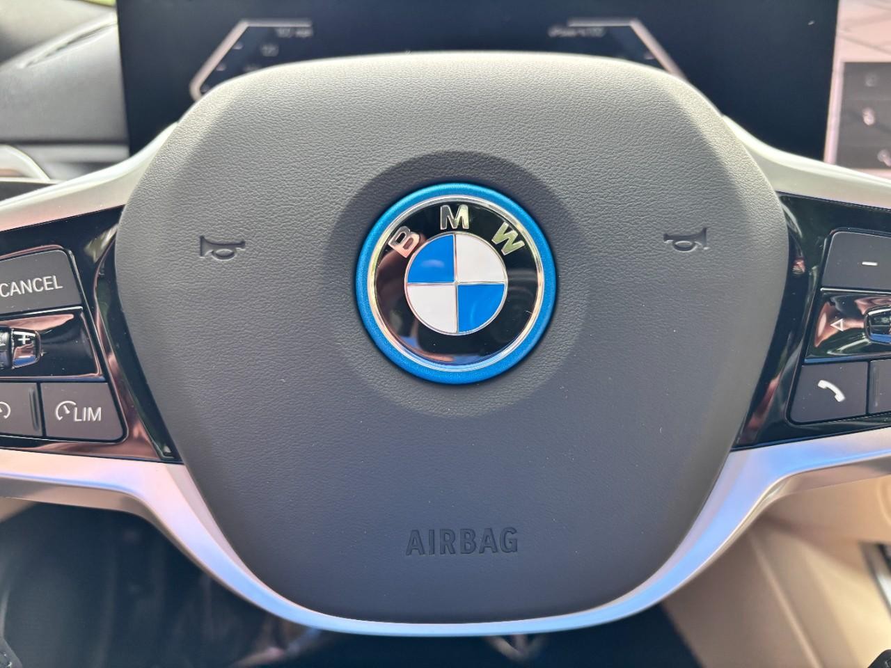 BMW i4 Vehicle Full-screen Gallery Image 22