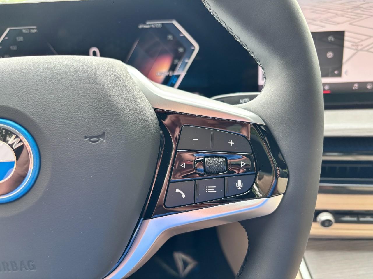 BMW i4 Vehicle Full-screen Gallery Image 23