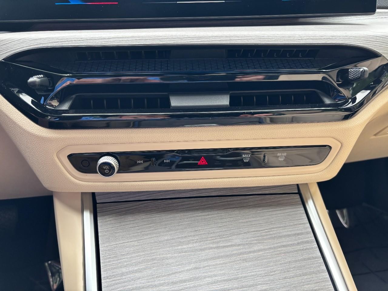 BMW i4 Vehicle Full-screen Gallery Image 27