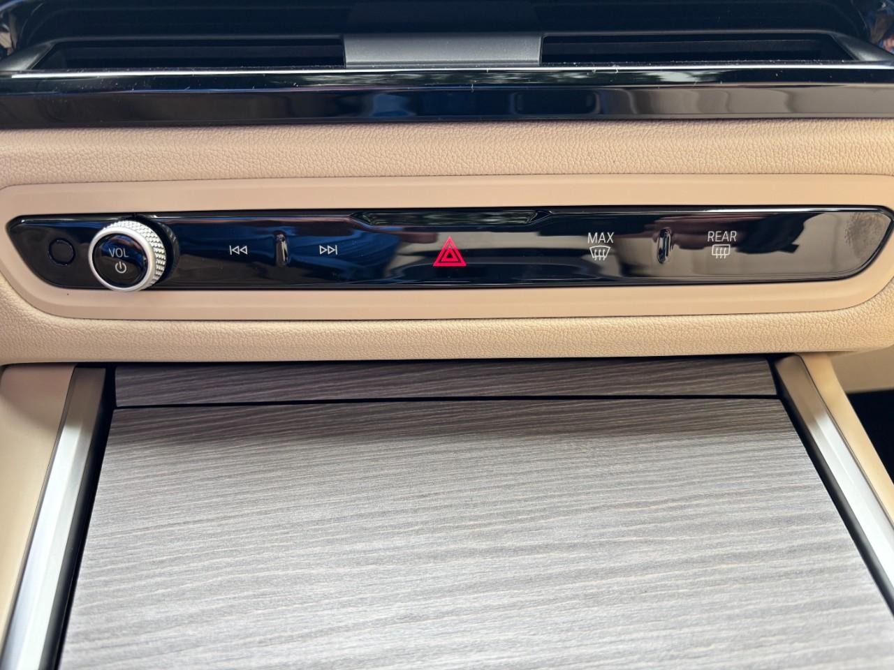 BMW i4 Vehicle Full-screen Gallery Image 28