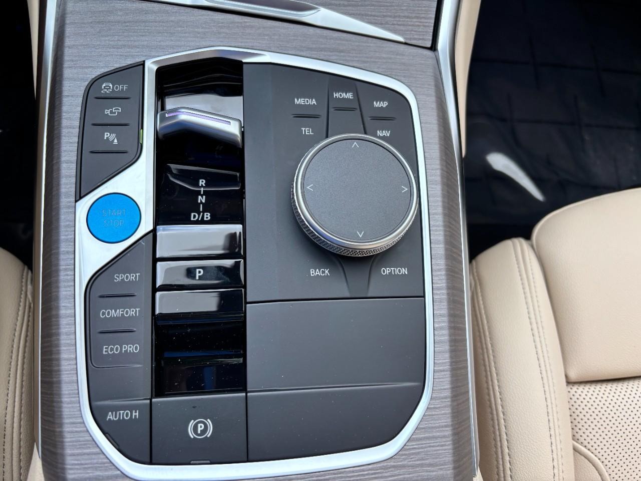 BMW i4 Vehicle Full-screen Gallery Image 29