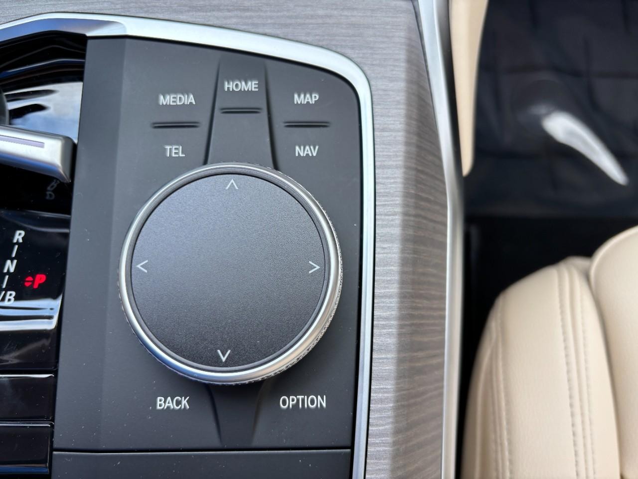 BMW i4 Vehicle Full-screen Gallery Image 30