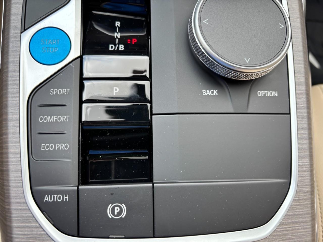 BMW i4 Vehicle Full-screen Gallery Image 31