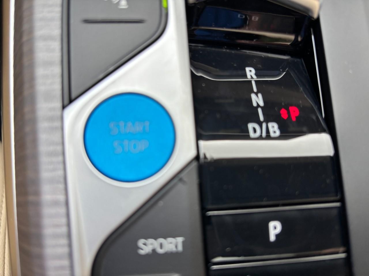 BMW i4 Vehicle Full-screen Gallery Image 32