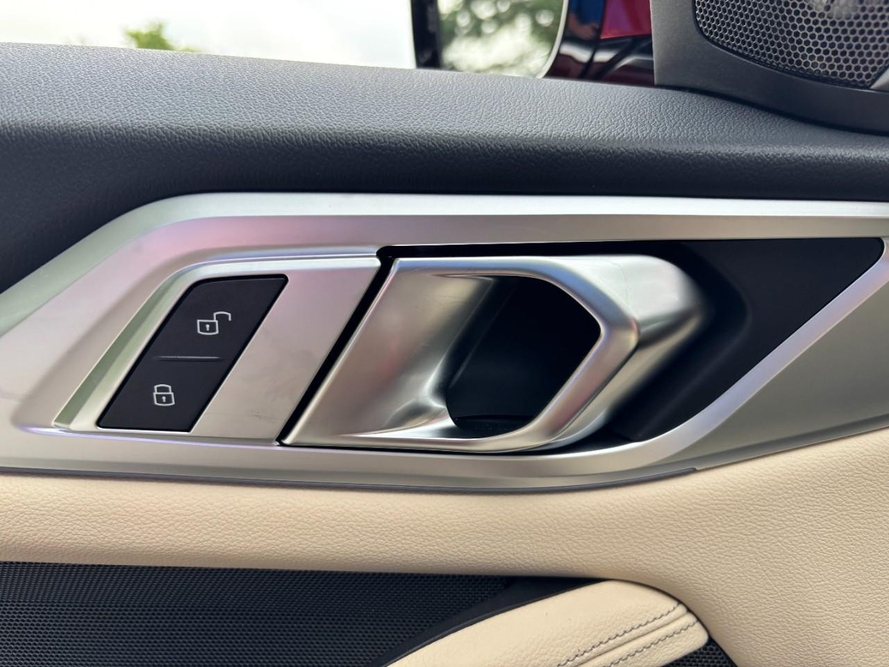 BMW i4 Vehicle Full-screen Gallery Image 36