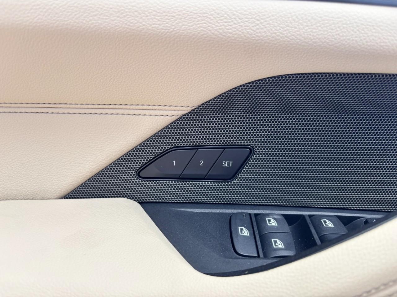 BMW i4 Vehicle Full-screen Gallery Image 37