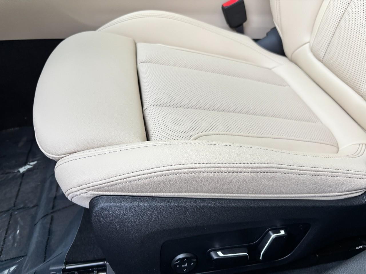 BMW i4 Vehicle Full-screen Gallery Image 40