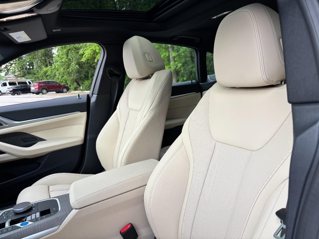 BMW i4 Vehicle Full-screen Gallery Image 41