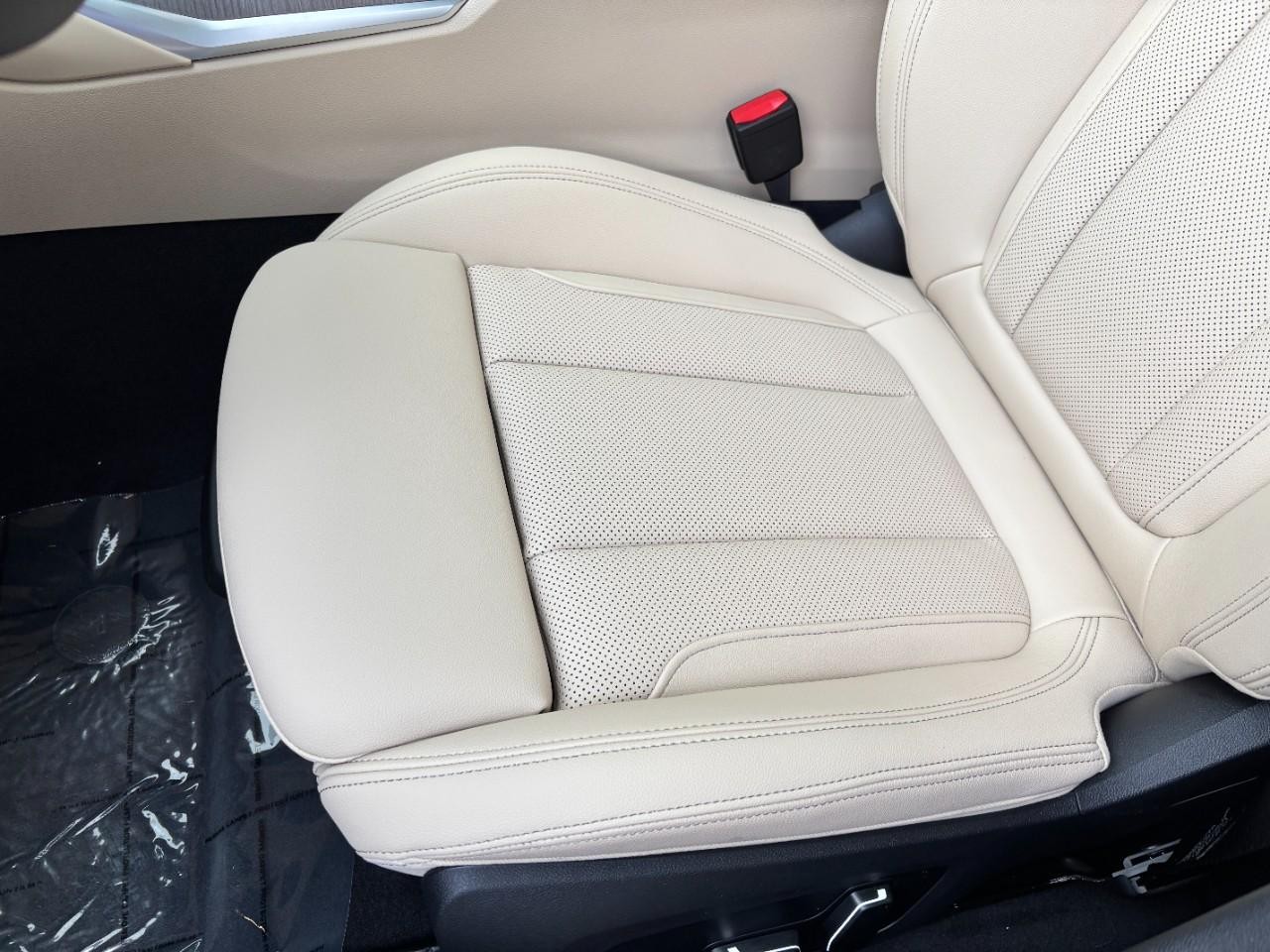 BMW i4 Vehicle Full-screen Gallery Image 42