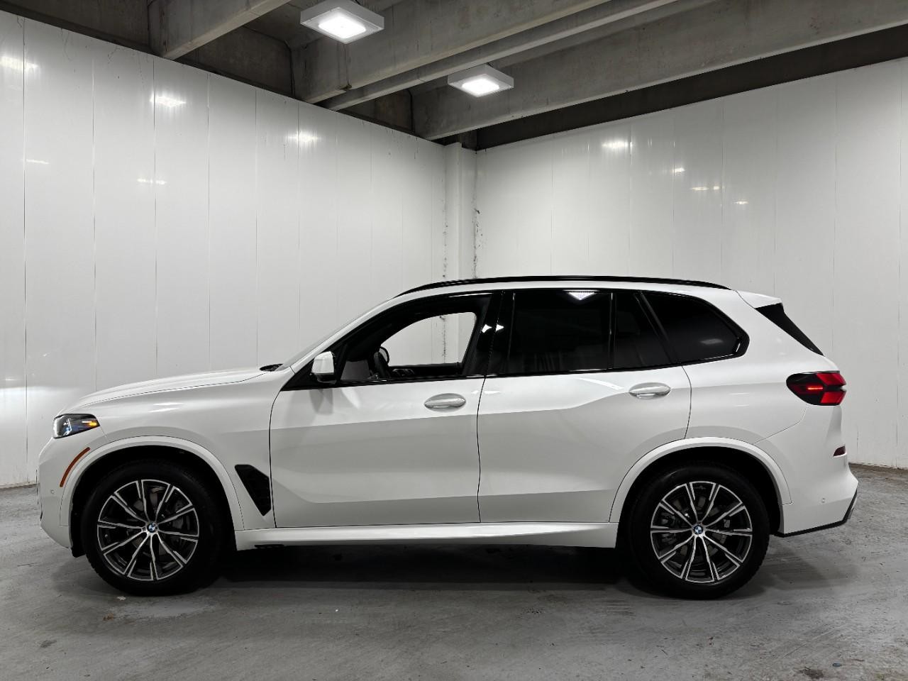 BMW X5 Vehicle Full-screen Gallery Image 2