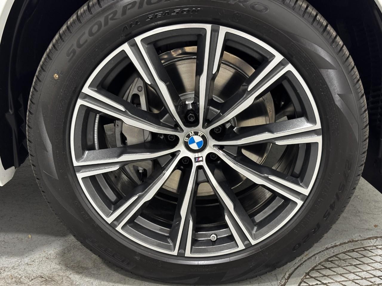 BMW X5 Vehicle Full-screen Gallery Image 5