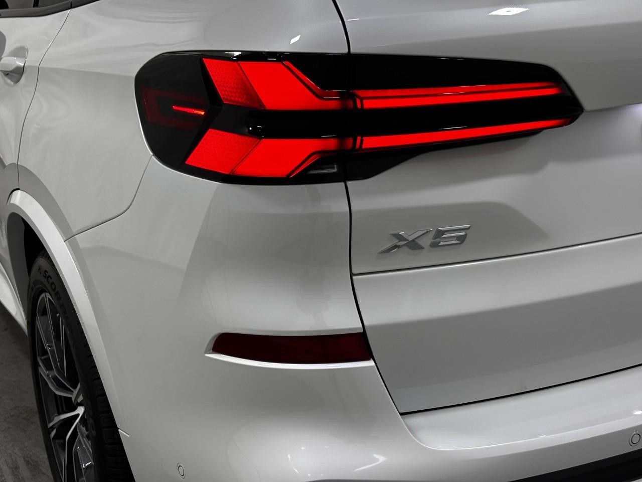 BMW X5 Vehicle Full-screen Gallery Image 11