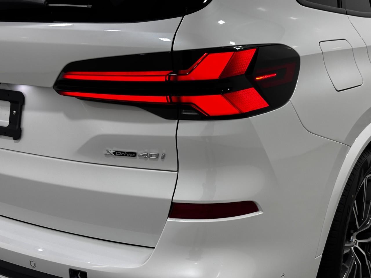 BMW X5 Vehicle Full-screen Gallery Image 12