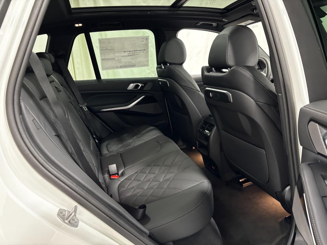 BMW X5 Vehicle Full-screen Gallery Image 13