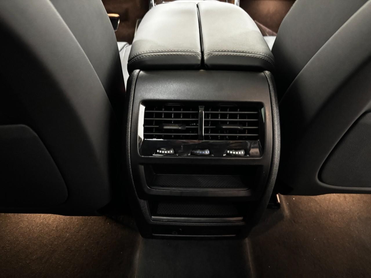 BMW X5 Vehicle Full-screen Gallery Image 18