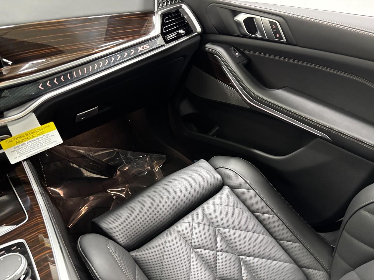 BMW X5 Vehicle Full-screen Gallery Image 19