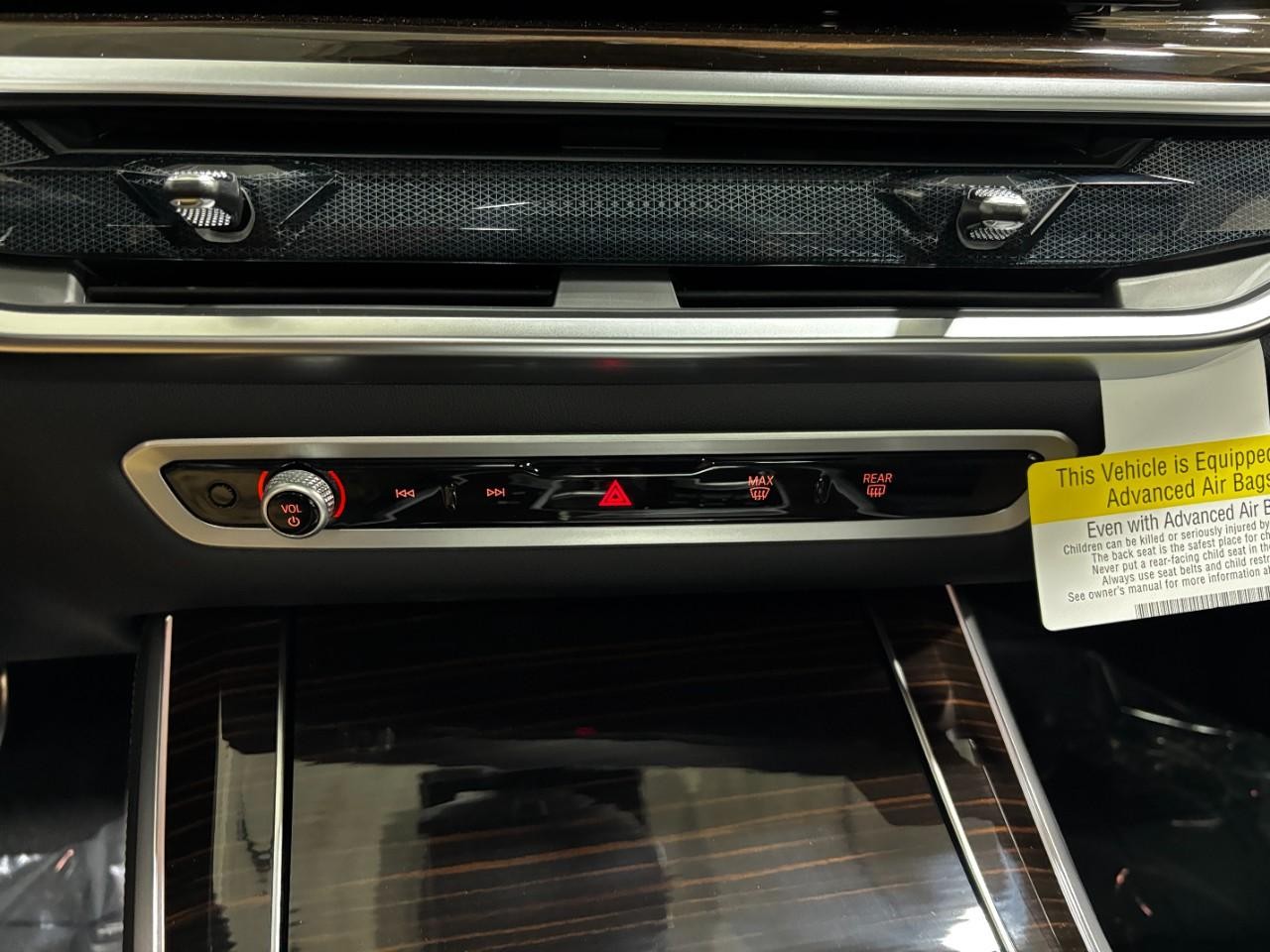 BMW X5 Vehicle Full-screen Gallery Image 27