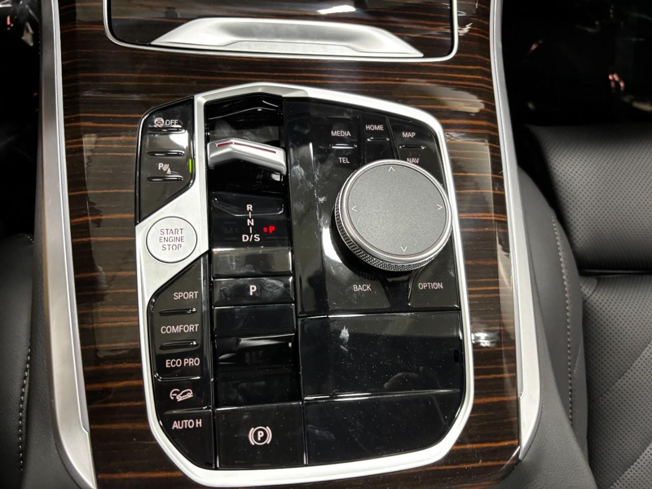 BMW X5 Vehicle Full-screen Gallery Image 28