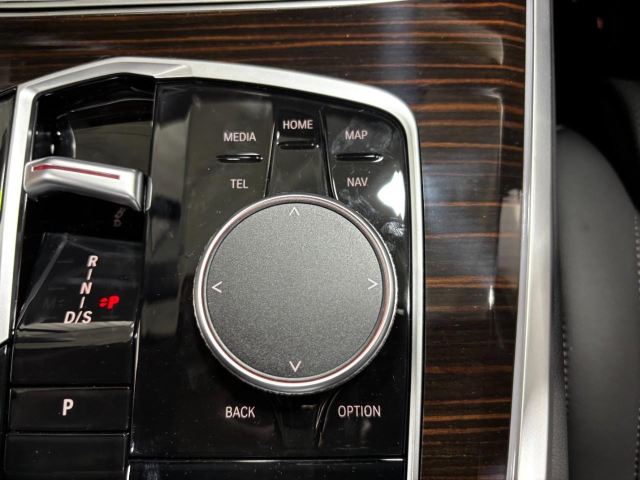 BMW X5 Vehicle Full-screen Gallery Image 29