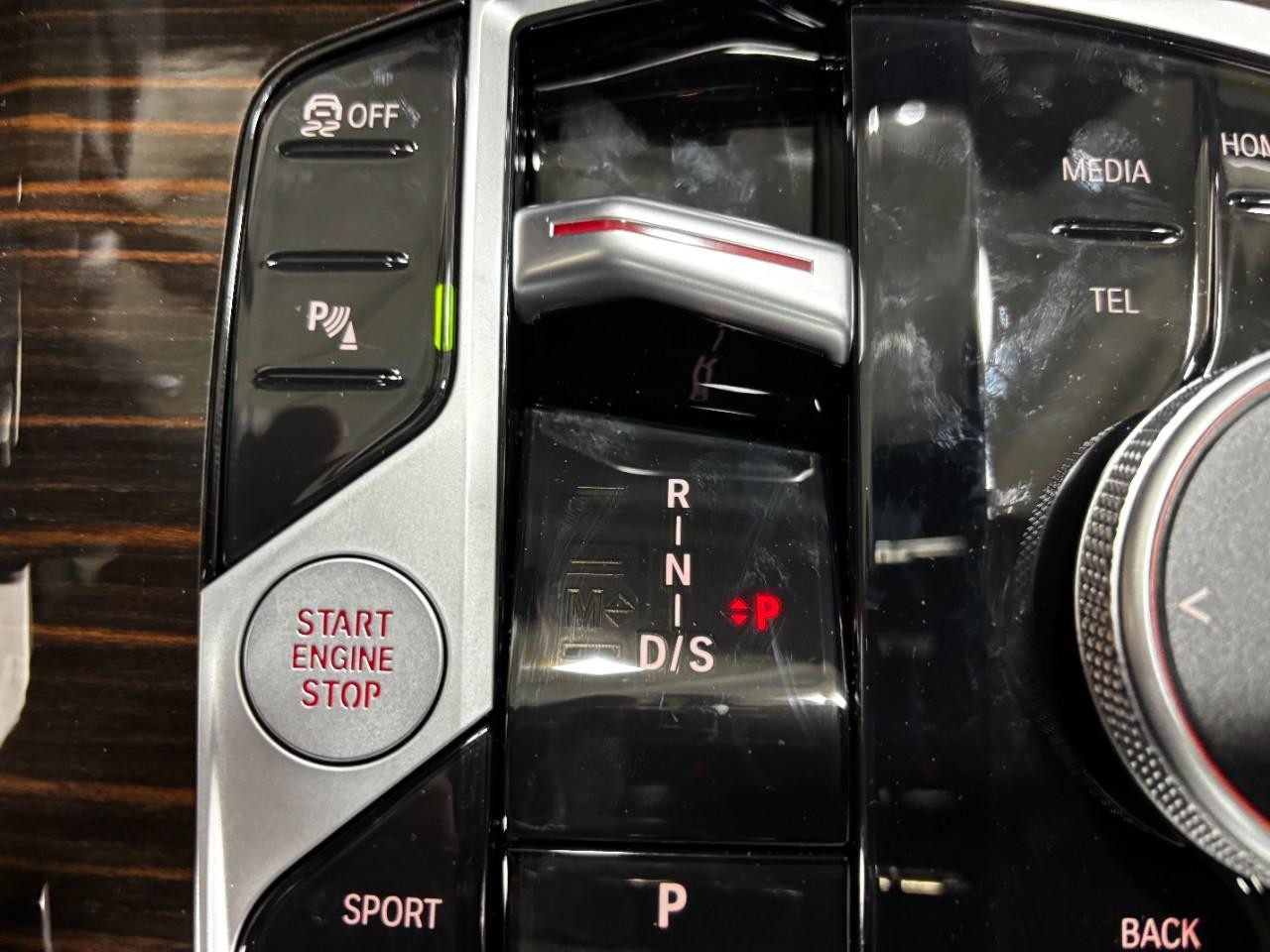 BMW X5 Vehicle Full-screen Gallery Image 30