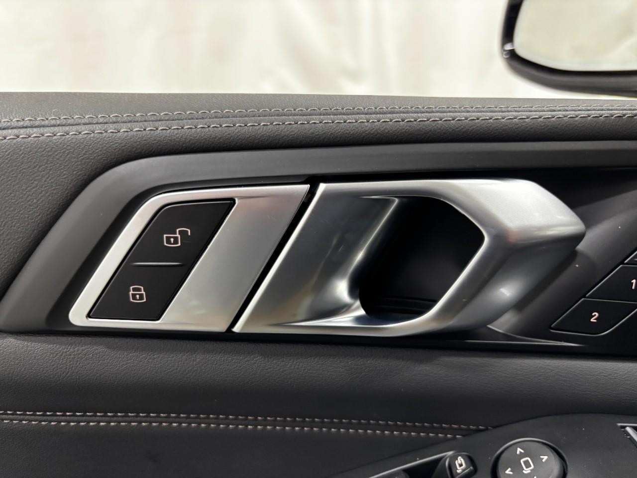 BMW X5 Vehicle Full-screen Gallery Image 34