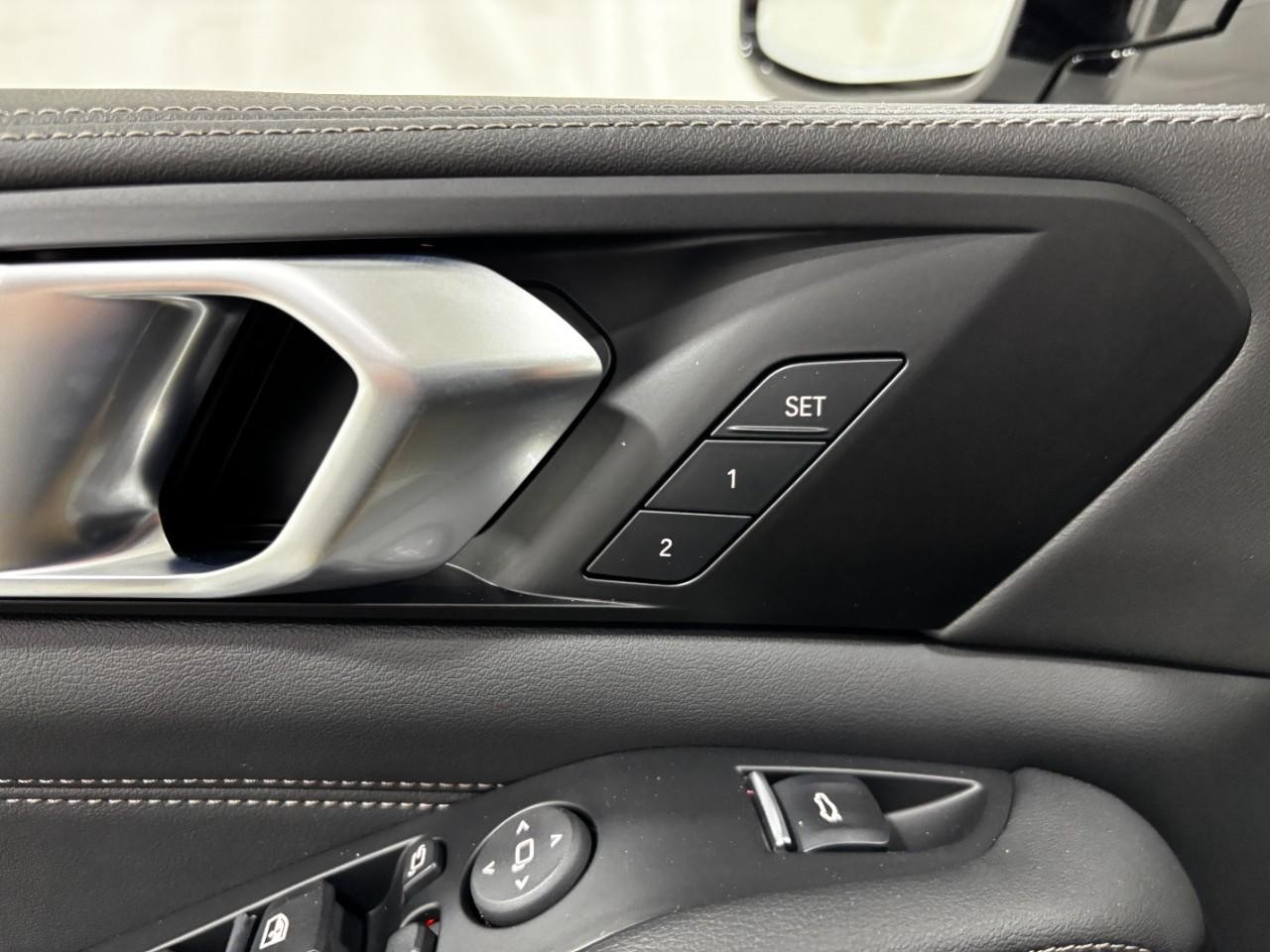 BMW X5 Vehicle Full-screen Gallery Image 35