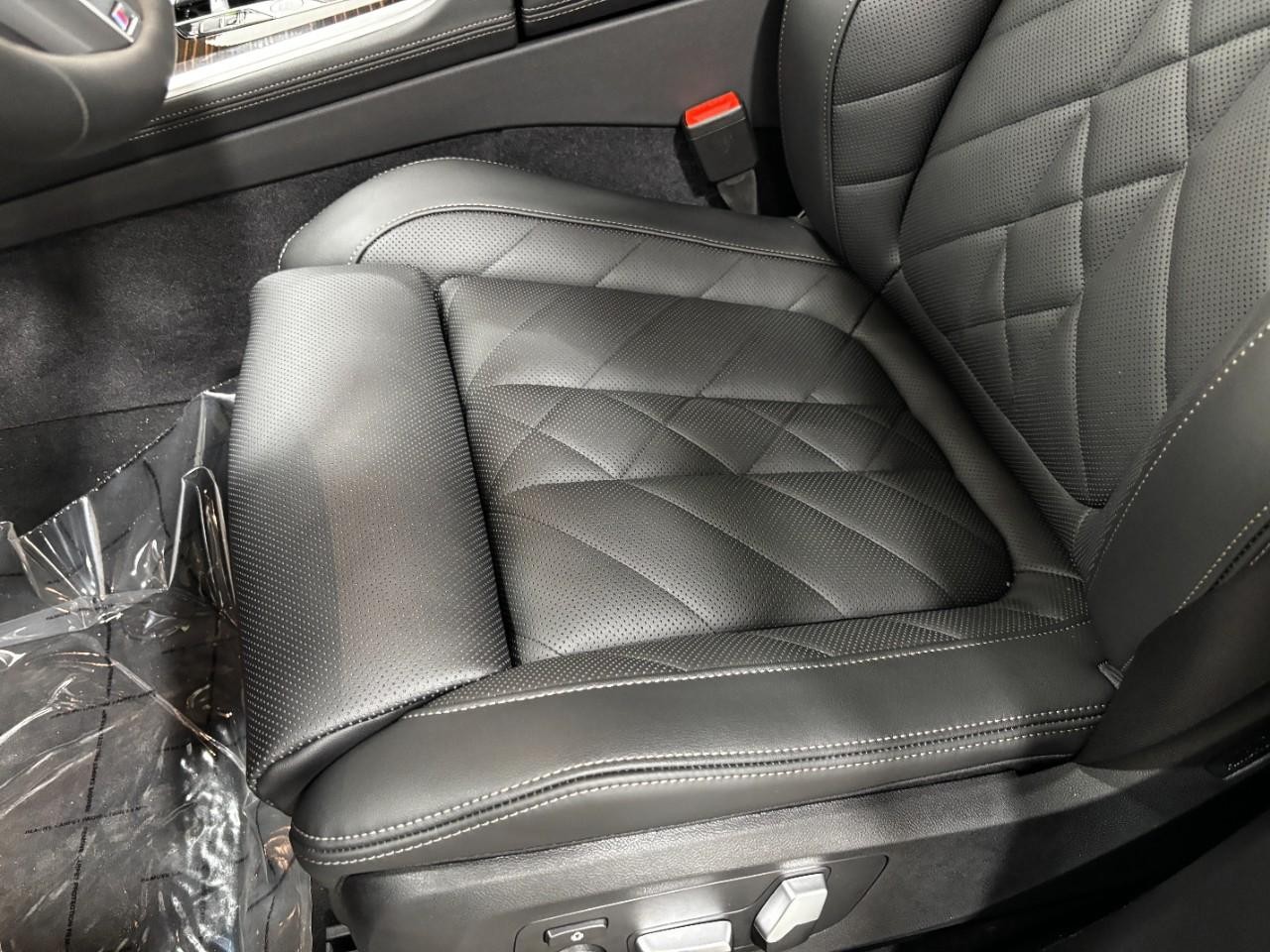 BMW X5 Vehicle Full-screen Gallery Image 39