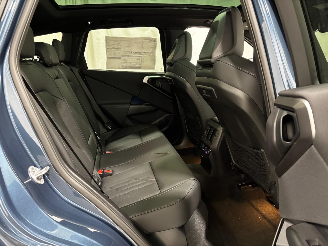 BMW X3 Vehicle Full-screen Gallery Image 13