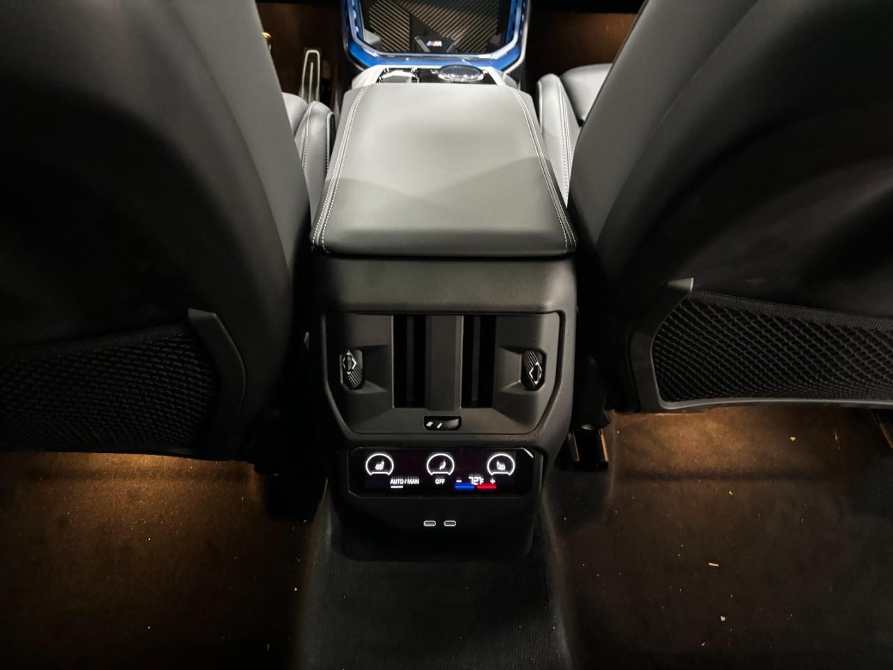 BMW X3 Vehicle Full-screen Gallery Image 18